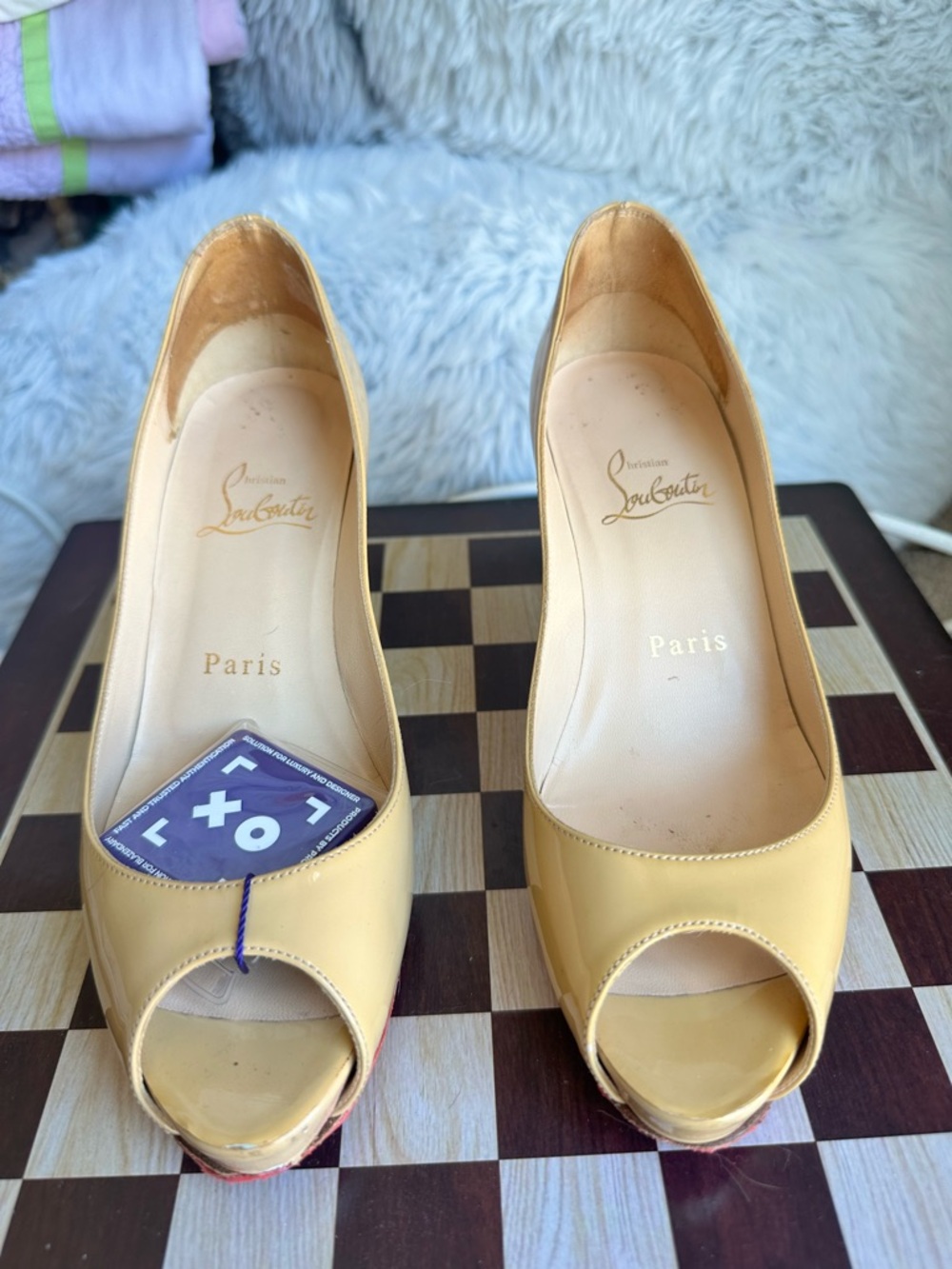 Christian Louboutin Very Privé Patent Leather Peep Toe Platform Heels 35.5
